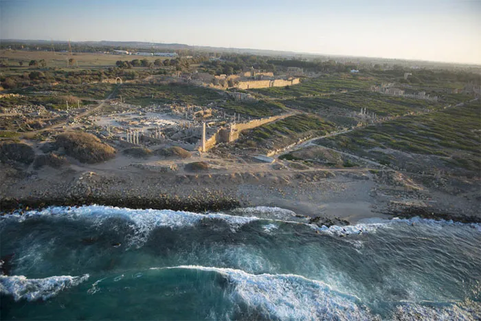 Ảnh chụp từ trên cao khu tàn tích bên bờ biển ở Khoms, Libya.
