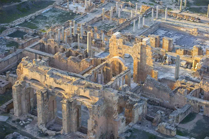 Những tàn tích của Leptis Magna, một thành phố nhộn nhịp thời Đế chế La Mã, gần thành phố Khoms hiện tại.