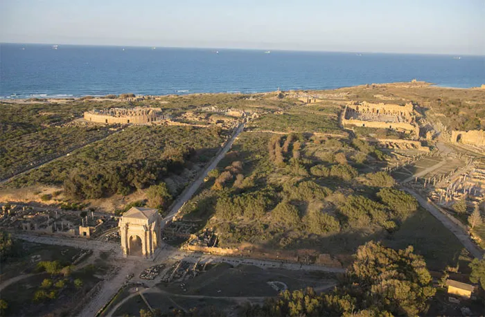Các công trình của thành phố Leptis Magna, phía sau là Địa Trung Hải.