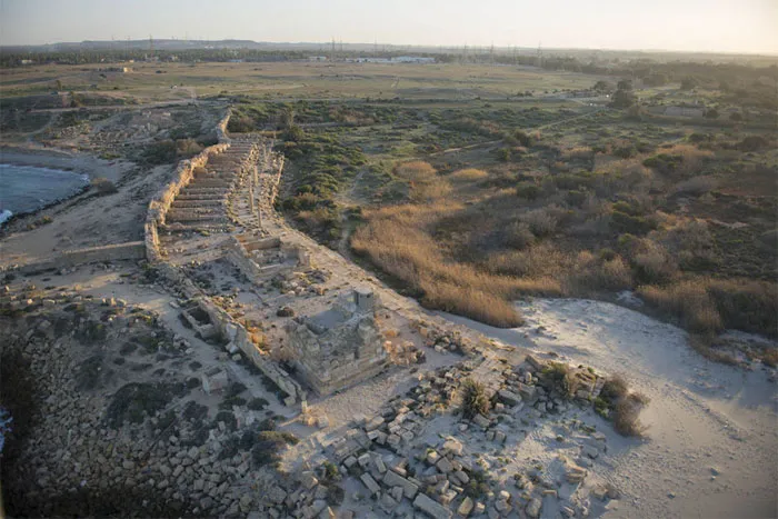Tàn tích của một con đê chắn sóng và bức tường Byzantine của thành phố Leptis Magna.