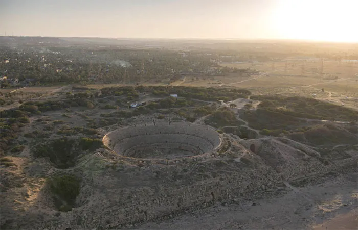 Một góc nhìn khác về nhà hát vòng tròn của Leptis Magna, trên bờ biển Libya.