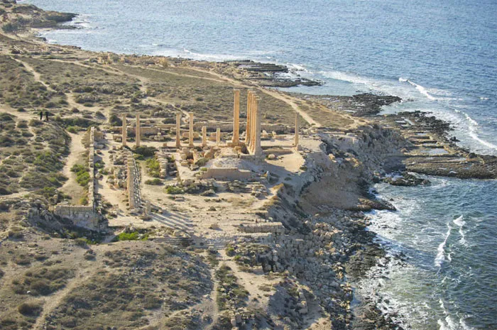 Tàn tích của ngôi đền Isis ở Sabratha, nằm gần bên bờ biển.