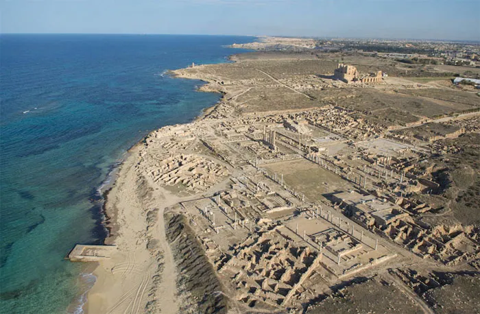 Thành phố cổ Sabratha, cùng một số căn nhà ở thành phố Sabratha hiện đại ở góc phải tấm ảnh.