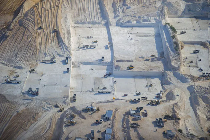 Một mỏ đá nằm trên bờ biển Địa Trung Hải đoạn giữa Sabratha và Tripoli, Libya.