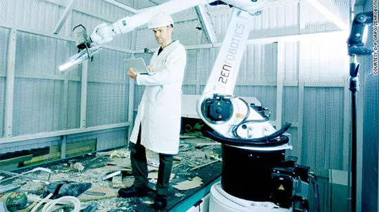 Tiến sĩ Harri Valpola của ZenRobotics và một robot ZRR