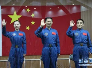 Phi hành đoàn bao gồm hai nhà du hành vũ trụ là Nhiếp Hải Thắng, Trương Hiểu Quang và một nữ phi hành gia là Vương Á Bình.