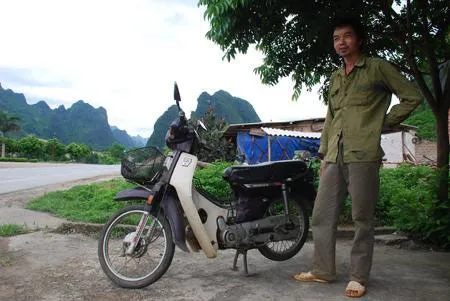 Anh Chiến bên chiếc xe máy tìm được.