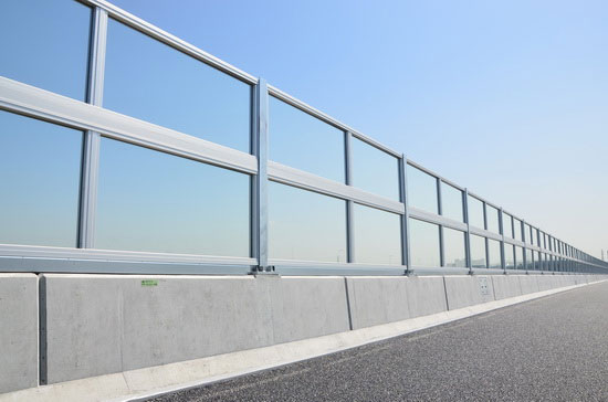 Kính giảm tiếng ồn trên xa lộ