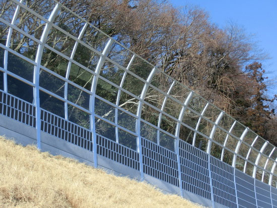 Kính giảm tiếng ồn trên xa lộ