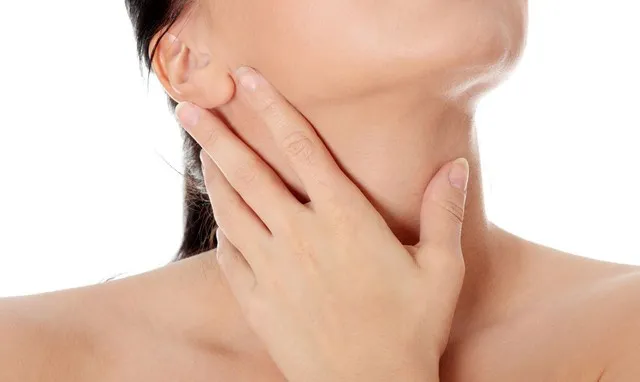 Đổ mồ hôi liên tục rất có thể là dấu hiệu của chứng cường tuyến giáp hay tuyến giáp hoạt động quá mức