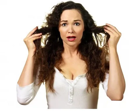 Đồng trong nước máy có thể tích tụ bên ngoài, phá hủy các lớp vỏ bọc tóc, khiến tóc mất đi sự óng ả, trở nên yếu hơn, khô xơ và rời rạc