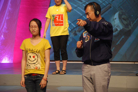 Trong trò chơi của một bài luyện tập khi vào vũ trụ, Noichi Noguchi yêu cầu một bạn nữ đi về phía trước sau khi ngồi trên ghế xoay 360 độ.