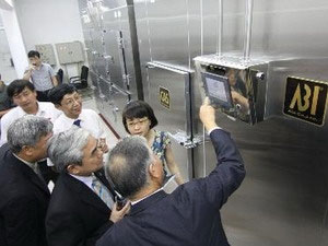 Các đại biểu tham quan phòng thí nghiệm CAS