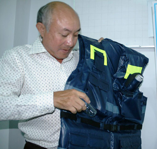 Anh Võ Văn Hoàng Minh đang thuyết minh về sản phẩm áo phao đa năng tại cuộc thi “sáng tạo kỹ thuật” TP.HCM lần thứ 22