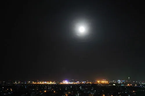 Tới sau 19h, ánh trăng khá mờ và lẩn khuất sau các làn mây. Khác với thời tiết mưa ở phía Bắc, trời Sài Gòn mát, nhưng nhiều mây.
