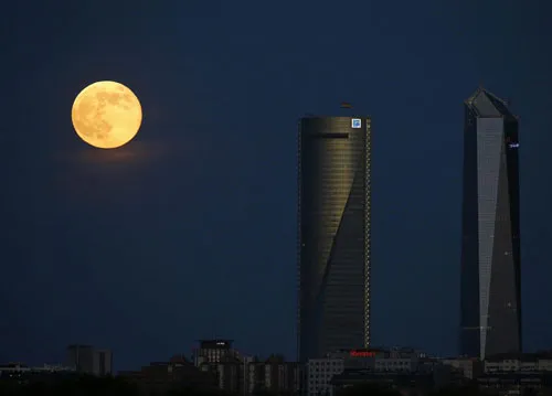 “Siêu mặt trăng” xuất hiện các tòa nhà cao tầng tại thành phố Madrid, Tây Ban Nha