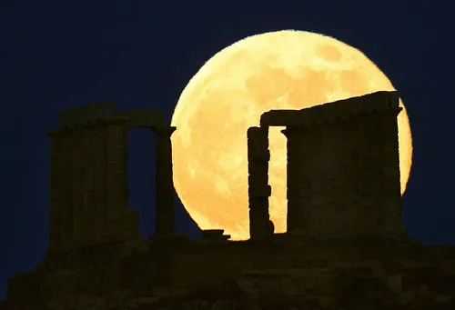 “Siêu mặt trăng” đang mọc phía sau ngôi đền cổ Poseidon ở Mũi Sounion, Hi Lạp