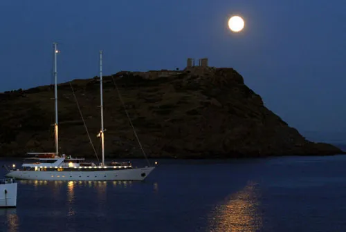Mặt trăng tỏa sáng tuyệt đẹp xuống biển quanh Mũi Sounion, Hi Lạp