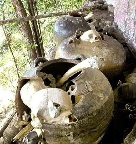Những chiếc bình đựng cốt mà nhà khảo cổ tìm thấy trên vách núi.