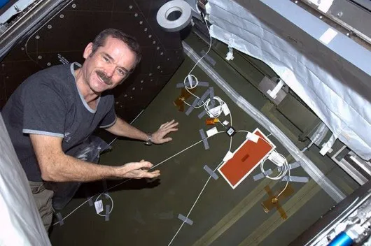 Phi hành gia người Canada - Chris Hadfield đang lắp đặt hệ thống UBNT trên vách áp suất của module Destiny