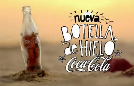 Chai Coca-Cola làm bằng đá lạnh.