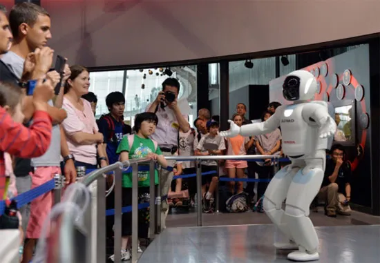 Asimo tương tác với khách tham quan Viện Bảo tàng khoa học Miraikan ở Tokyo
