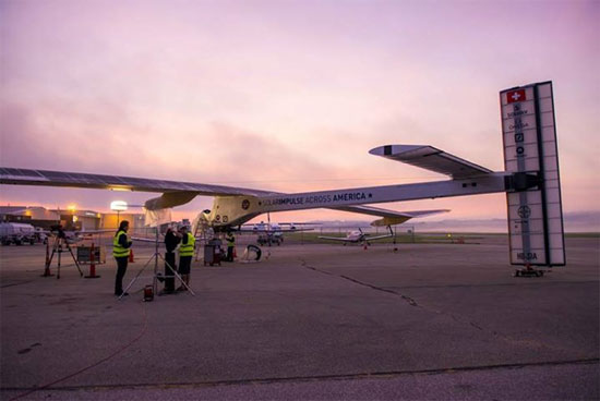 Cảnh tượng máy bay Solar Impulse đáp xuống thành phố New York vào tối 6/7.