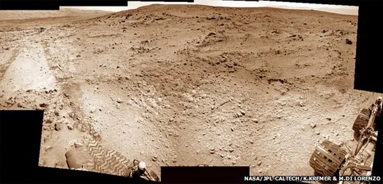 Sườn dốc thấp của núi Sharp phía trên bên trái, vành đai phía bắc của núi lửa Gale Crater phía trên bên phải -