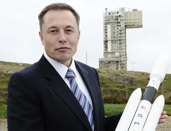 Elon Musk và mô hình tên lửa Falcon.