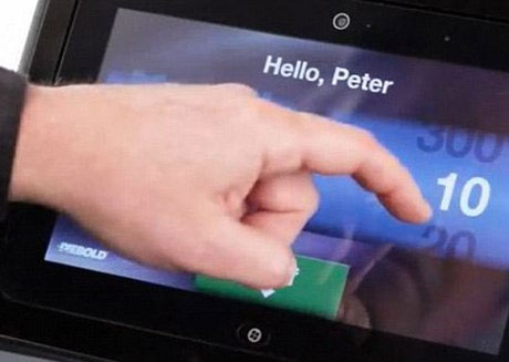 Màn hình của máy ATM do công ty Diebold thiết kế hoạt động giống như máy tính bảng