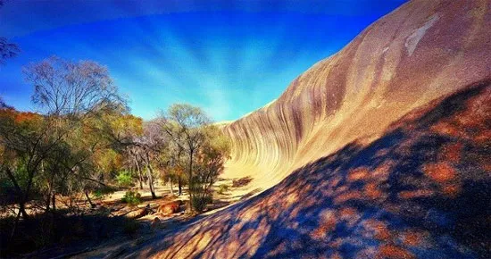 Từ thủ đô Perth đi thêm 3km nữa đến thị trấn Hyden, bạn sẽ có cơ hội chiêm ngưỡng vẻ đẹp của Wave Rock.