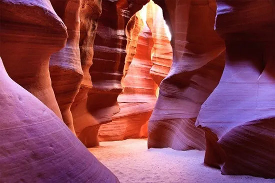 Hẻm núi uốn éo màu vàng đất Antelope Canyon ở Mỹ