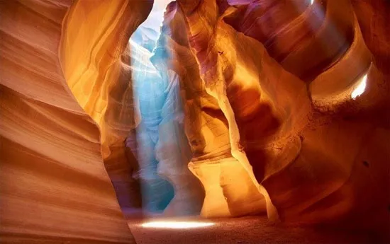 Hẻm núi uốn éo màu vàng đất Antelope Canyon ở Mỹ