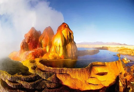 Mạch nước nóng phun đa sắc màu Fly Geyser ở Mỹ