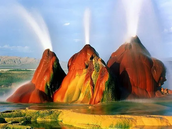 Mạch nước nóng phun đa sắc màu Fly Geyser ở Mỹ