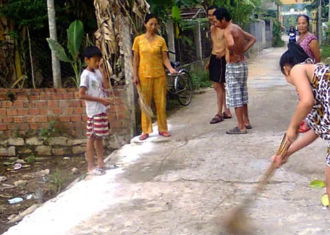 Người dân tìm cách ngăn đàn sâu tấn công vào nhà