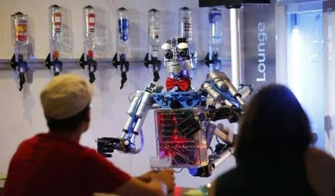 Robot có tên gọi là Carl. Chúng sở hữu khuôn mặt và tay giống như con người. K