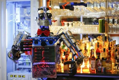 Một robot Carl tại quầy bar trong tư thế sẵn sàng phục vụ khách hàng ở Robot bar and Lounge ở Ilmenau.