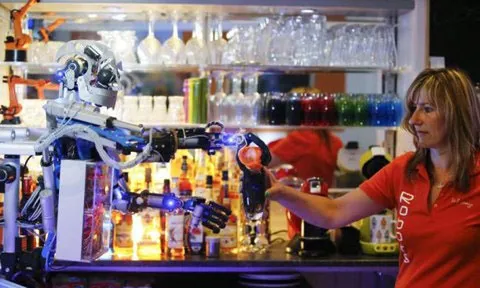 Robot rót nước cho một vị khách