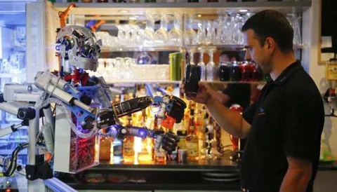 Người tạo robot cho biết, Carl biết pha chế các đồ uống theo yêu cầu của khách, và thưởng thức đồ uống