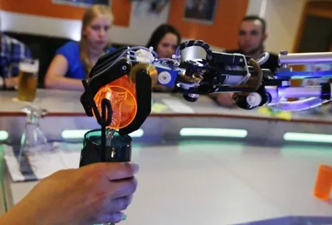 9 chỗ ngồi ở quầy bar có thể theo dõi tốt nhất hành động của những robot
