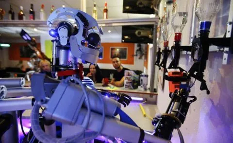 Robot phục vụ quán ăn Kỹ sư Ben Schaefer dành 23 năm để nghiên cứu về robot.
