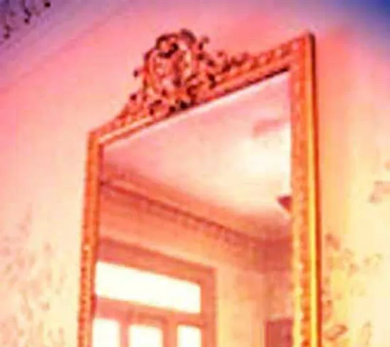 Chiếc gương quỷ ám