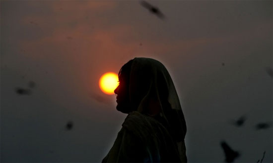 Việc đi lại khi đêm xuống đặc biệt nguy hiểm đối với người bị quáng gà