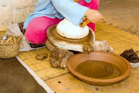 Một người phụ nữ Berber phải mất ba ngày để làm ra một lít dầu