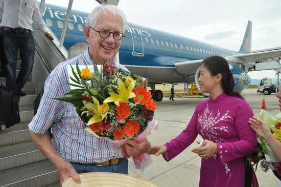 Phó chủ tịch UBND tỉnh Trần Thị Thu Hà tặng hoa giáo sư đoạt giải Nobel Sheldon Lee Glashow.