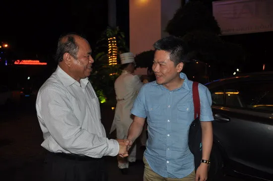 PGS.TS Nguyễn Hồng Anh, Hiệu trưởng trường Đại học Quy Nhơn (bìa trái) đã đón tiếp GS Ngô Bảo Châu (giữa) về dự chương trình “Gặp gỡ Việt Nam lần IX.