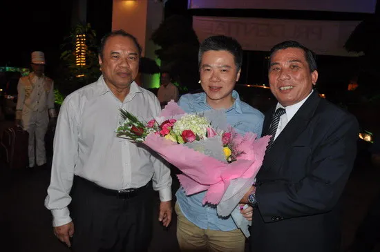 PGS.TS Nguyễn Hồng Anh, Hiệu trưởng trường Đại học Quy Nhơn (bìa trái) đã đón tiếp GS Ngô Bảo Châu (giữa) về dự chương trình “Gặp gỡ Việt Nam lần IX.