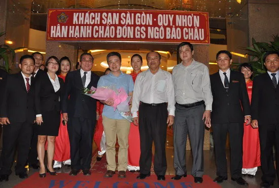 Cán bộ, nhân viên Khách sạn Sài Gòn Quy Nhơn đón tiếp GS Ngô Bảo Châu (thứ 4, hàng đầu, từ trái qua).