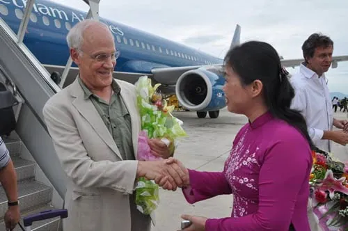 Phó Chủ tịch UBND tỉnh Trần Thị Thu Hà (phải) tặng hoa cho giáo sư đoạt giải Nobel Vật lý David J.Gross.
